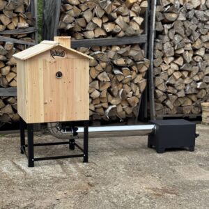 KALWOOD CLASSIC ECO 125 L puidust suitsutusahi suitsugeneraatoriga – vaade eest