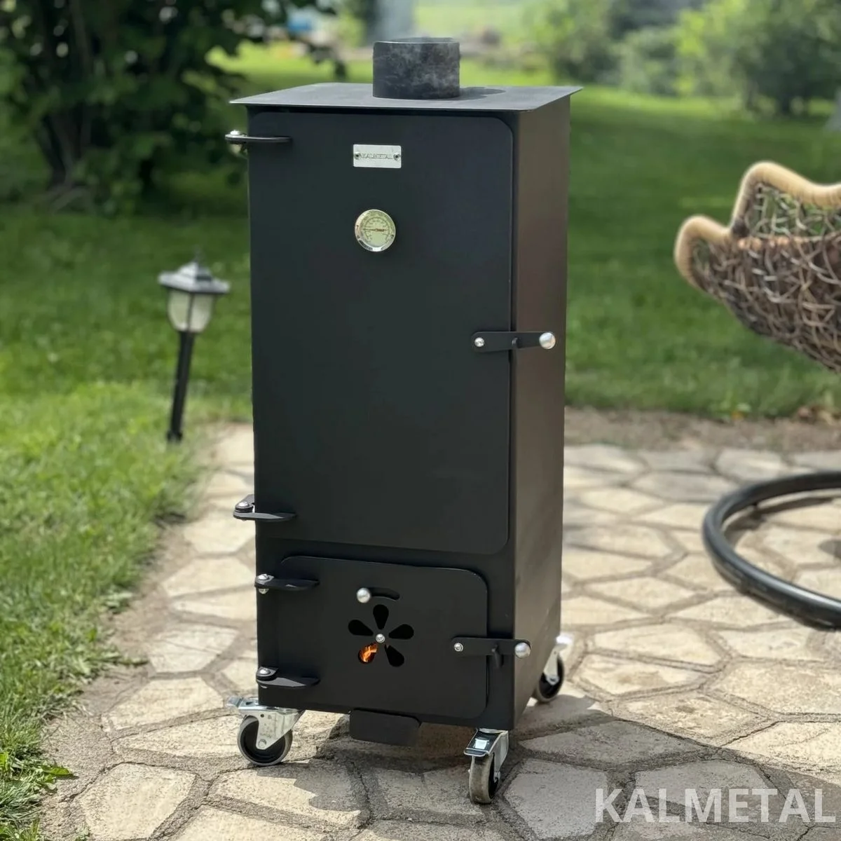 Kompaktne 70 L suitsutusahi ratastega