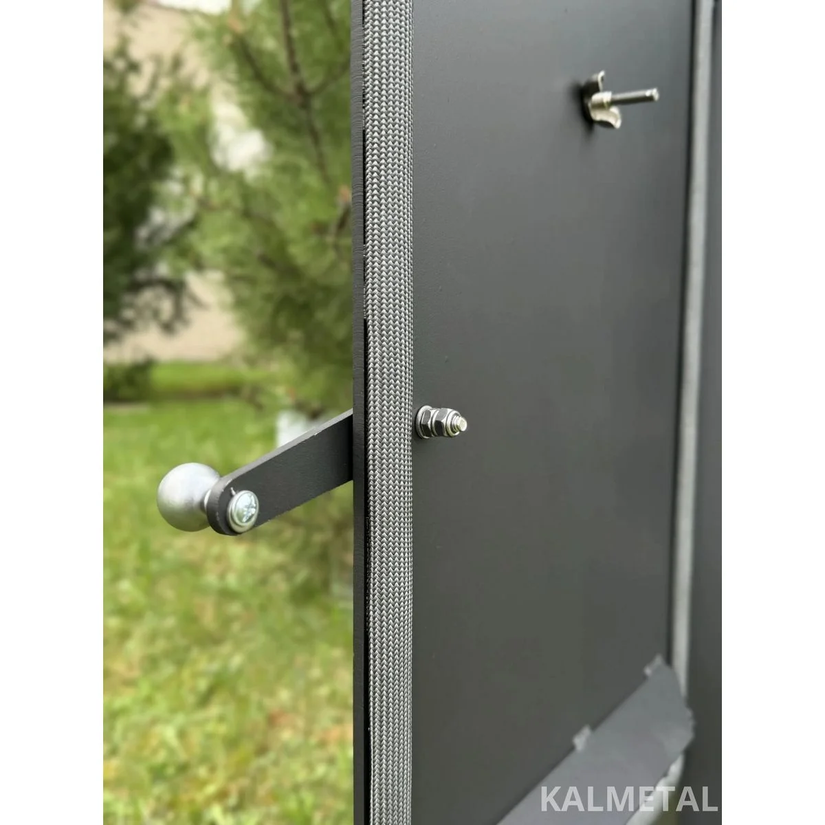 Kompaktne 70 L suitsutusahi ratastega – pilt 8