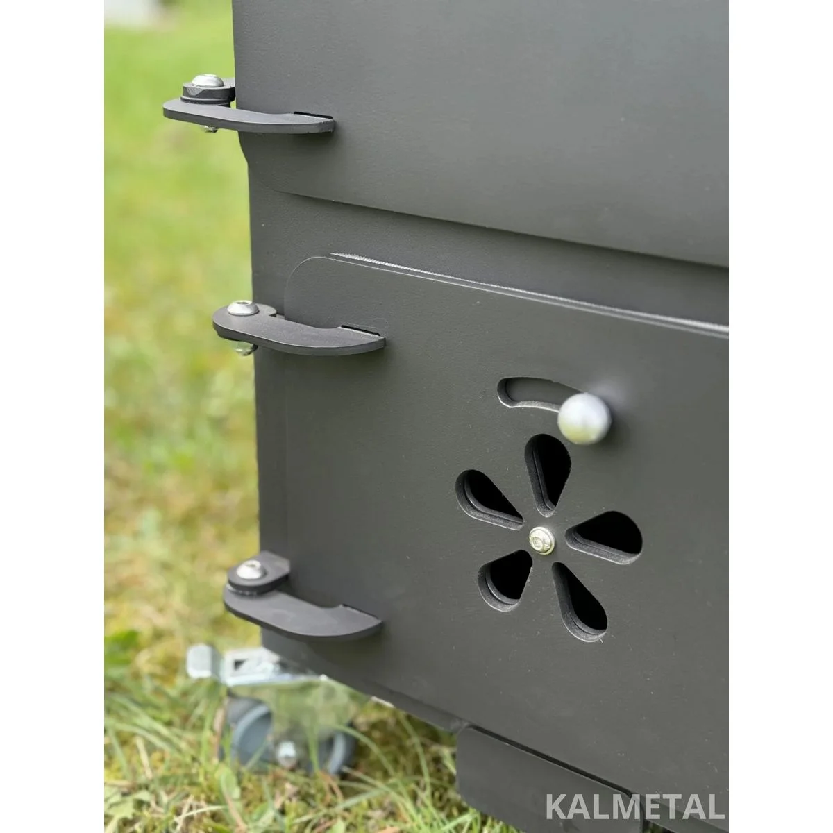 Kompaktne 70 L suitsutusahi ratastega – pilt 9